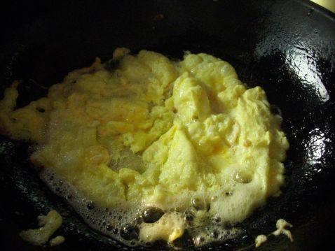 玉米粒炒鸡蛋米饭步骤1