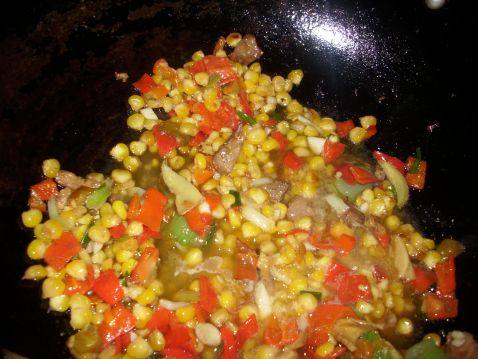 玉米粒炒鸡蛋米饭步骤2