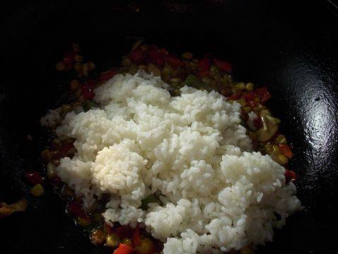 玉米粒炒鸡蛋米饭步骤3