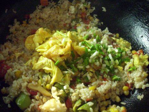 玉米粒炒鸡蛋米饭步骤4