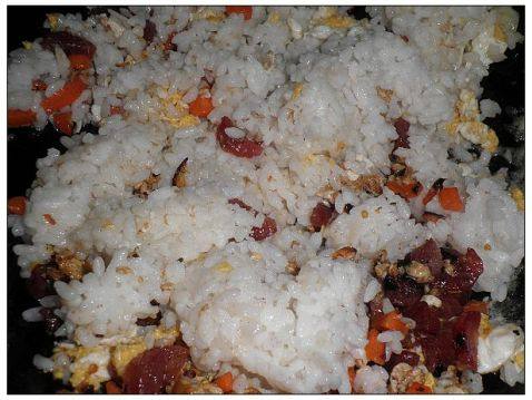 胡萝卜香肠炒饭步骤5