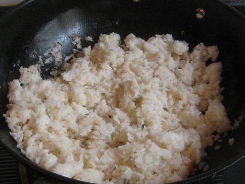胡萝卜黄瓜蛋炒饭步骤5