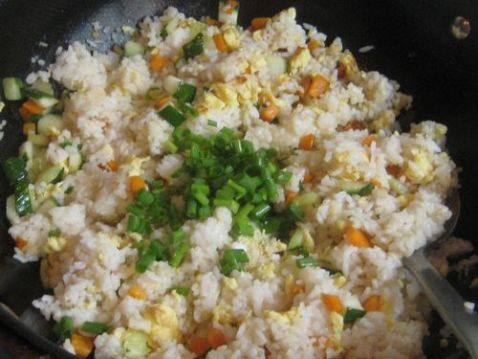 胡萝卜黄瓜蛋炒饭步骤7