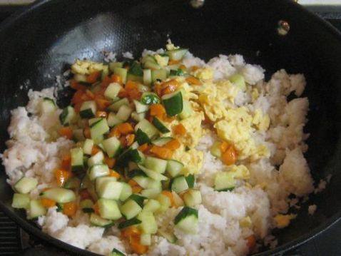 胡萝卜黄瓜蛋炒饭步骤6