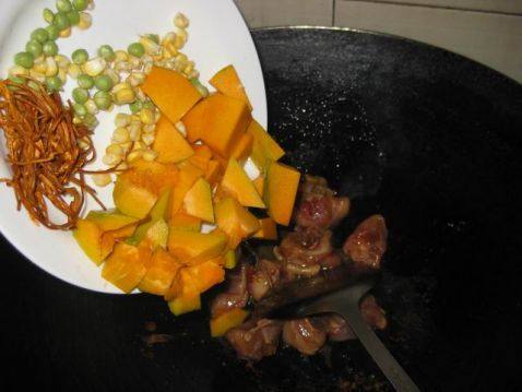 虫草花南瓜鸡肉电锅饭步骤3