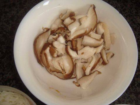 冬菇排骨焖饭步骤3