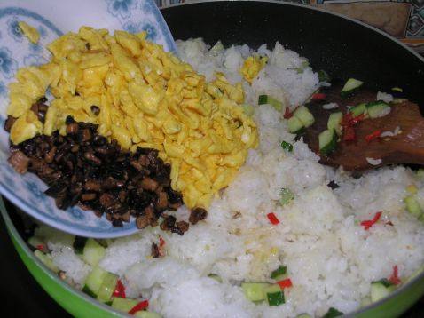 黄瓜鸡蛋炒饭步骤8