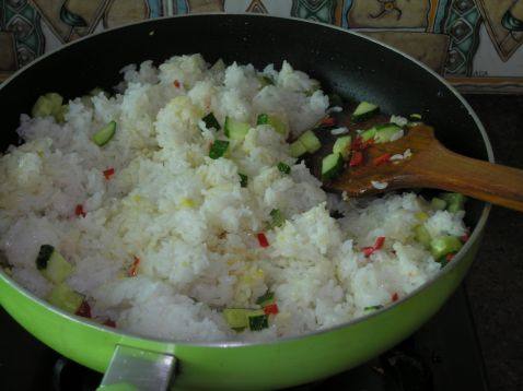 黄瓜鸡蛋炒饭步骤7