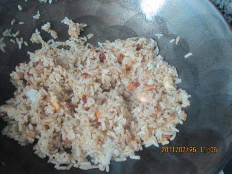 腊肉虾仁炒饭步骤4