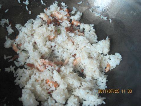 腊肉虾仁炒饭步骤3