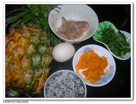 菠萝水果炒饭步骤1