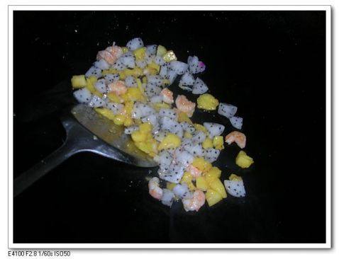 菠萝水果炒饭步骤10