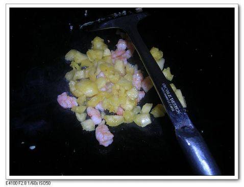 菠萝水果炒饭步骤9