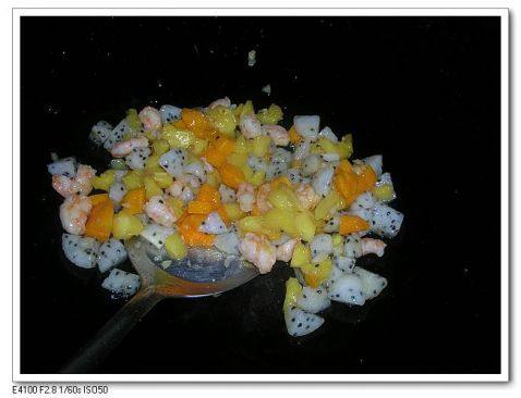 菠萝水果炒饭步骤11