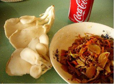 可乐鲜蘑盖饭步骤1