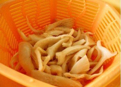 可乐鲜蘑盖饭步骤2