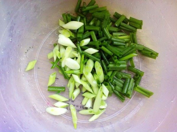 大盆饭之包菜腊肠饭步骤1