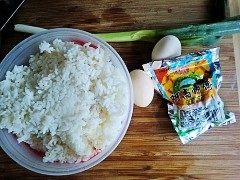 葱香蛋炒饭步骤1