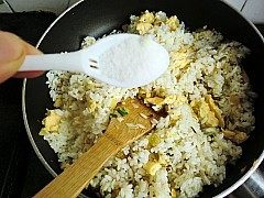 葱香蛋炒饭步骤7