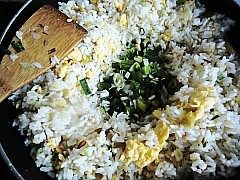 葱香蛋炒饭步骤8