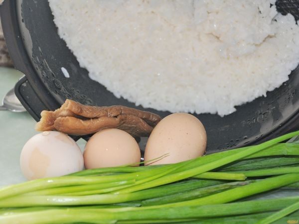 葱花蛋炒饭步骤1