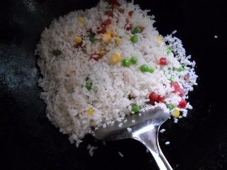 多彩花色炒饭步骤5