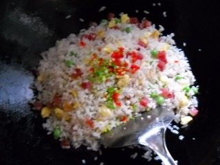 多彩花色炒饭步骤7