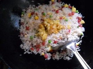 多彩花色炒饭步骤6
