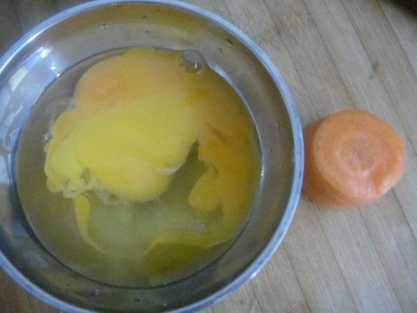 红萝卜鸡蛋炒饭步骤1
