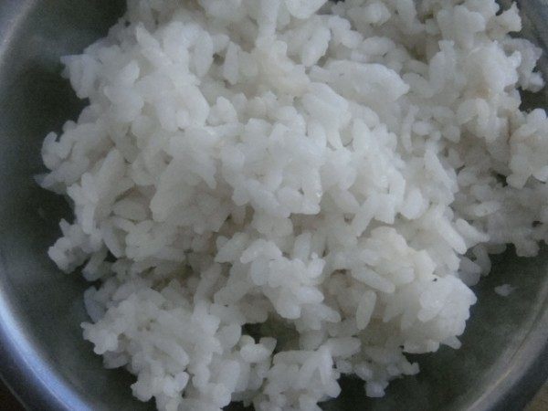 红萝卜鸡蛋炒饭步骤2