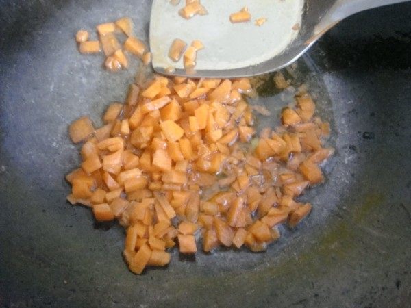 红萝卜鸡蛋炒饭步骤5
