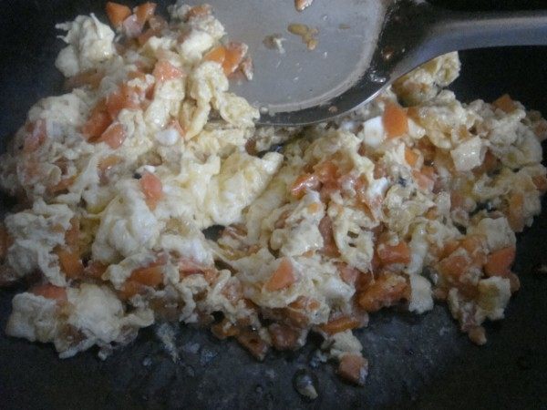 红萝卜鸡蛋炒饭步骤7
