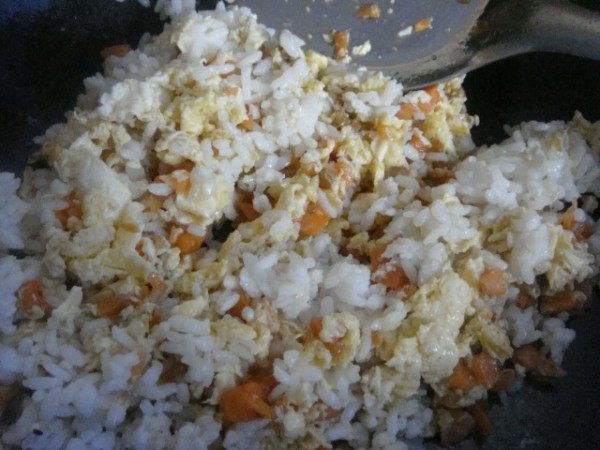 红萝卜鸡蛋炒饭步骤8