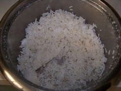 酸豆角葱香蛋炒饭步骤1