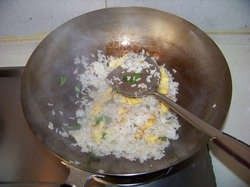 酸豆角葱香蛋炒饭步骤8