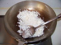 酸豆角葱香蛋炒饭步骤5