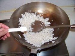 酸豆角葱香蛋炒饭步骤6