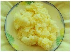 牛肉芹菜炒饭步骤3