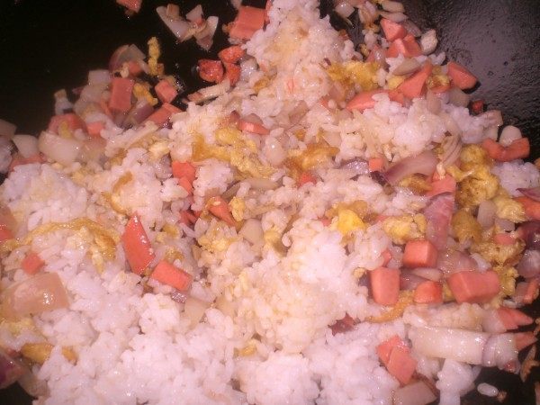 洋葱鸡蛋火腿肠炒饭步骤4
