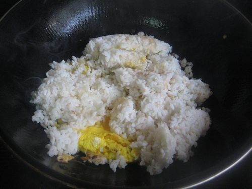 青椒胡萝卜蛋炒饭-首步骤4