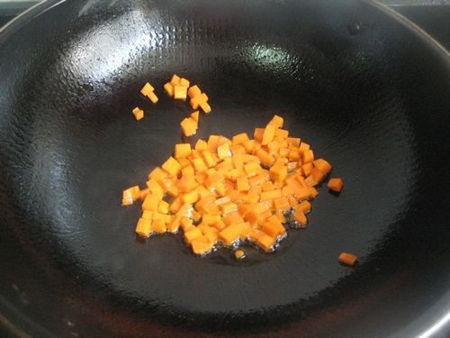 青椒胡萝卜蛋炒饭-首步骤1