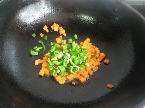 青椒胡萝卜蛋炒饭-首步骤2