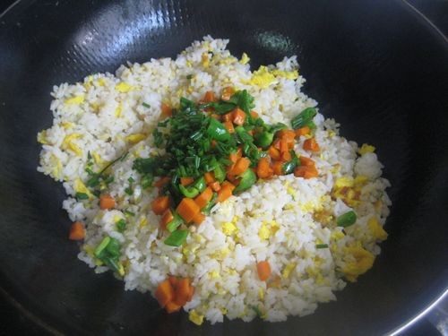 青椒胡萝卜蛋炒饭-首步骤5