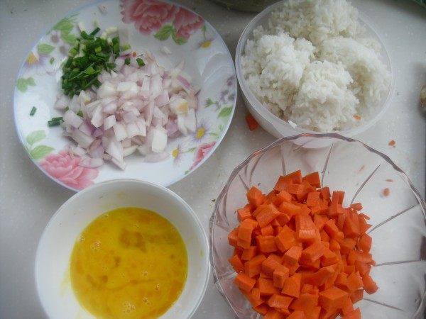 胡萝卜洋葱蛋炒饭步骤1
