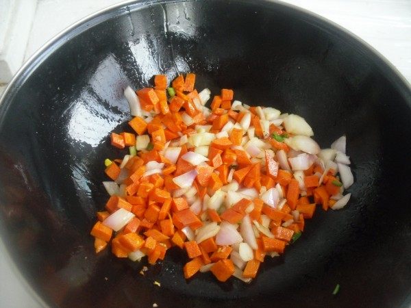 胡萝卜洋葱蛋炒饭步骤5