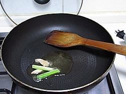 芹菜牛肉炒饭步骤3