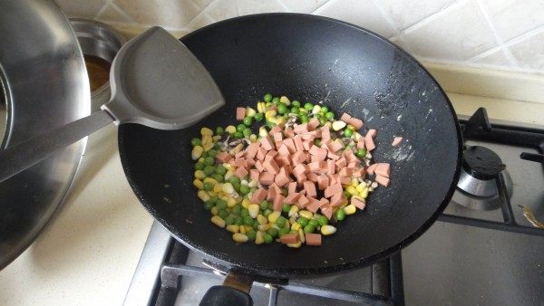 阳春蛋炒饭步骤3