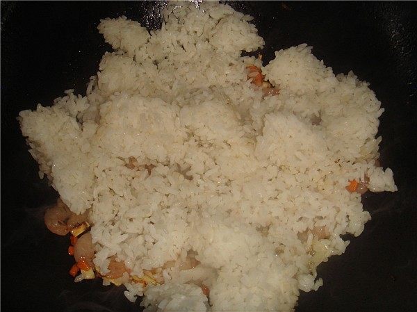 虾仁炒饭步骤6