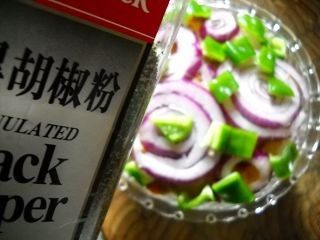 微波蒜香烤肉焗饭步骤3