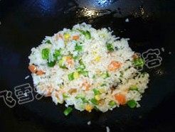 青椒玉米炒饭步骤6